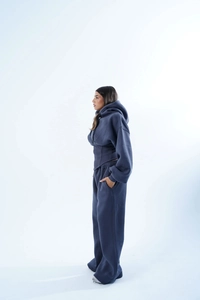 Détail d'un sweat à capuche ajusté et d'un jogging large en polaire gris anthracite