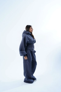 Détail du sweat à capuche gris anthracite avec taille cintrée et pantalon large fluide