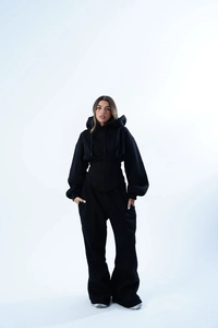 Détail de l'ensemble noir avec sweat à capuche cintré corset et manches lanternes