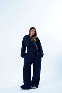 Détail d'un survêtement bleu marine ajusté avec sweat à capuche et pantalon large