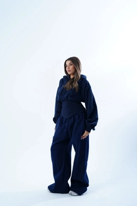 Détail de l'ensemble de sport bleu marine avec sweat à capuche court et pantalon large