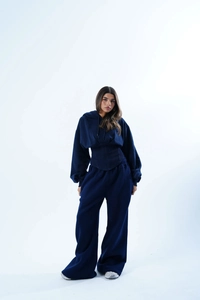 Détail de l'ensemble bleu marine avec sweat à capuche cintré et pantalon large fluide