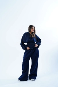 Détail de l'ensemble sweat à capuche court bleu marine et pantalon large pour femme