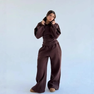 Ensemble sweat à capuche cintré chocolat et pantalon large pour femme, style moderne