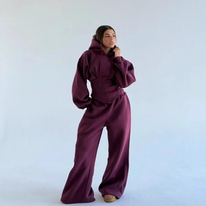 Survêtement deux pièces ajusté avec sweat à capuche et pantalon large en violet foncé