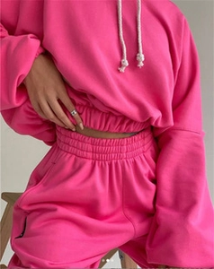 Detail des rosaroten Hoodie-Sets mit dickem Gummibund und weicher Fleece-Textur