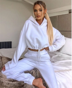 Witte dames sportset met korte hoodie en bijpassende joggingbroek voor vrijetijdskleding
