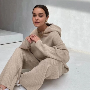 Detail der haferfarbenen Rippstrick-Textur am stylischen Kapuzen-Loungewear-Set mit weitem Bein
