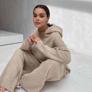 Minimalistische gebreide lounge-set in haverkleur met hoodie en wijde broek