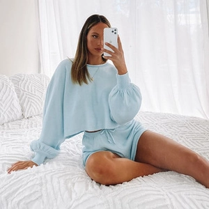 Detailansicht hellblaues Lounge-Set mit Puffärmeln und Shorts mit Kordelzug für Damen