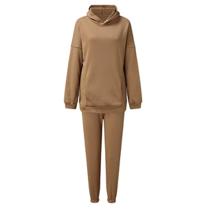 Detail eines kamelfarbenen Fleece-Sportanzugs mit Kapuzenpullover und Jogginghose auf Weiß