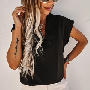 Detail eines schwarzen Damen-T-Shirts mit V-Ausschnitt, das Stofftextur und Falten zeigt