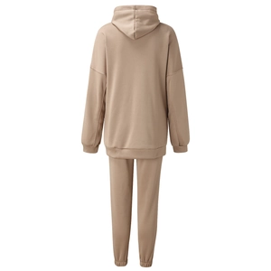Rückansicht von khakifarbenem Kapuzenpullover und Jogginghose Sportset auf Weiß