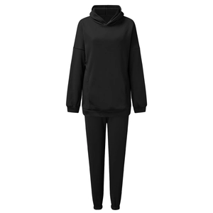 Flachgelegtes schwarzes Freizeit-Sportset bestehend aus Kapuzenpullover und Jogginghose