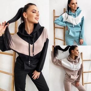 Tweeledig trainingspak voor dames met een hoodie en een opvallend V-vormig kleurblokontwerp