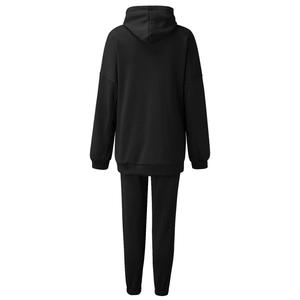 Rückansicht eines schwarzen Kapuzenanzugs mit Drop-Shoulder-Sweatshirt und Jogginghose