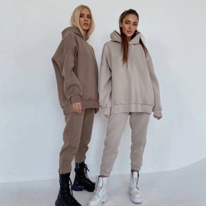 Detailansicht von Baggy-Kapuzenpullovern und High-Waist-Jogginghosen in Khaki und Beige