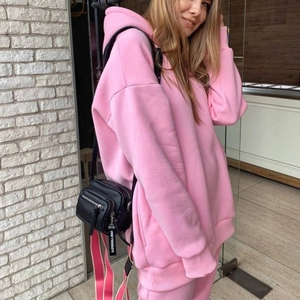 Seitenansicht des rosa Oversized-Hoodie-Sets aus schwerem Strick mit großer Kängurutasche