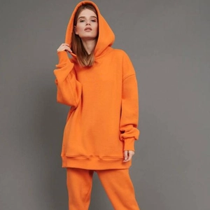 Details des leuchtend orangen zweiteiligen Kapuzenpullover-Sets mit Drop-Shoulder-Schnitt