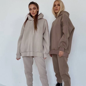 Detailaufnahme von Oversize Kapuzenpullover und Jogginghose in Beige und Dunkelbraun
