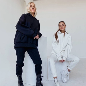 Detail von Oversize-Kapuzenpullover und Jogginghose aus hochwertigem Schwarz-Weiß-Stoff