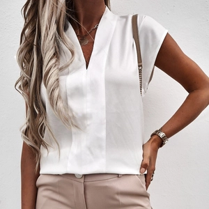 Nahaufnahme der weißen V-Ausschnitt Chiffonbluse mit Falten vorne und Satin-Finish