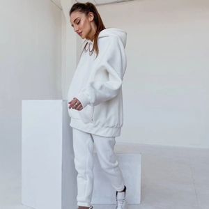 Detail von weißem Oversize-Hoodie und Jogginghose aus dickem Fleece für den Winter