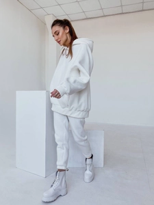 Detailansicht des weißen Oversized-Hoodies und Joggers aus dickem Baumwollstoff