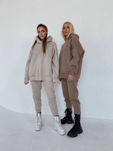 Detailansicht von übergroßen Hoodies und Jogginghosen in Haferflocken und Mokka Farben