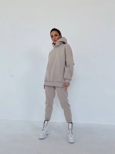 Übergroßes beiges Hoodie- und Jogginghosen-Set mit Plateaustiefeln im Studio