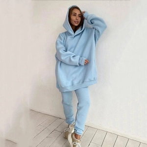 Nahaufnahme des hellblauen Oversized-Hoodies und der passenden Jogginghose aus Strickbaumwolle