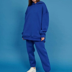 Detail eines königsblauen Oversize-Trainingsanzugs mit Kapuzenpullover und Jogginghose