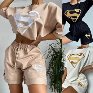 Dames vrijetijdsset tweedelig met oversized t-shirt en korte broek in beige, zwart en wit