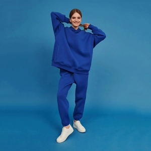 Detail von Kleinblauer Oversized-Hoodie und Jogginghose mit Kordelzug und Bündchen