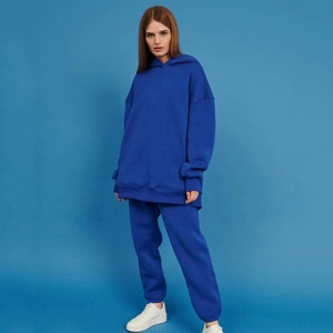 Dunkelblauer Oversize-Kapuzenpullover und passende Jogginghose im Set für den Herbst