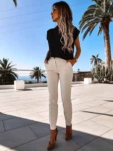 Detailansicht von Damen V-Ausschnitt Chiffon-Oberteil und cremefarbener Business-Hose