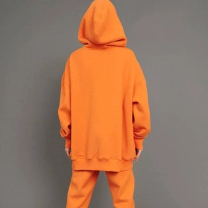 Rückansicht eines leuchtend orangefarbenen Oversize-Hoodie und Jogginghosen-Sets