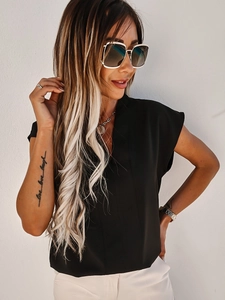 Detail eines schwarzen ärmellosen Chiffon-Tops mit V-Ausschnitt und eleganten Falten