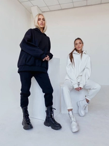 Detailaufnahme von oversized Hoodie und passender Jogginghose in Schwarz und Weiß Sets