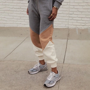 Detail van kleurgeblokte gebreide joggingbroek met elastische manchetten en V-panelen
