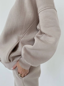 Details des Haferflocken-Oversize-Fleece-Tracksuits mit Stofftextur und praktischer Seitentasche