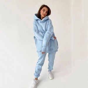 Detail van lichtblauwe oversized hoodie en joggingbroek van dikke fleece katoen