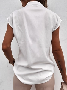 Rückansicht des weißen V-Ausschnitt Chiffon T-Shirts mit leichtem Stoff und Kragendetails
