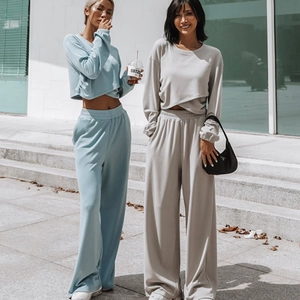 Γυναικεία casual σετ με cropped tops και φαρδιά παντελόνια σε εξωτερικό χώρο