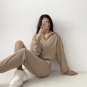 Détail du tissu polaire doux sur le sweat à capuche demi-zip et le pantalon de jogging