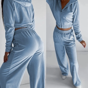 Dettaglio del set felpa con cappuccio e pantaloni a gamba larga in velluto blu