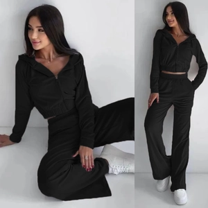 Set casual nero da donna con felpa corta con cappuccio e pantaloni larghi a vita alta