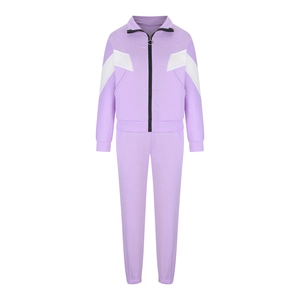 Dettaglio della cerniera della tuta lavanda e del design a V bianco patchwork