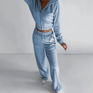 Dettaglio del set in velluto azzurro che mostra la morbidezza di felpa e pantaloni
