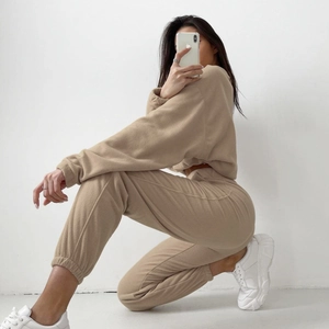 Détail de l'ensemble loungewear kaki deux pièces avec sweat à capuche et jogging